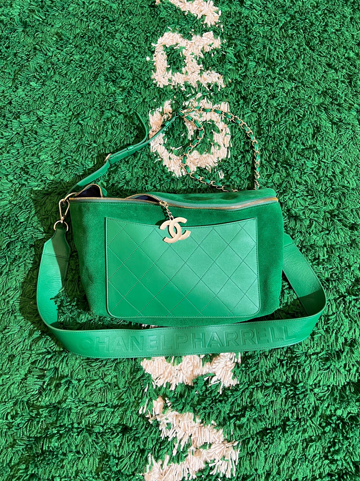 2019 Run-Way Chanel x Pharrell Green Suede/Lambskin Waist Bag - 9/10